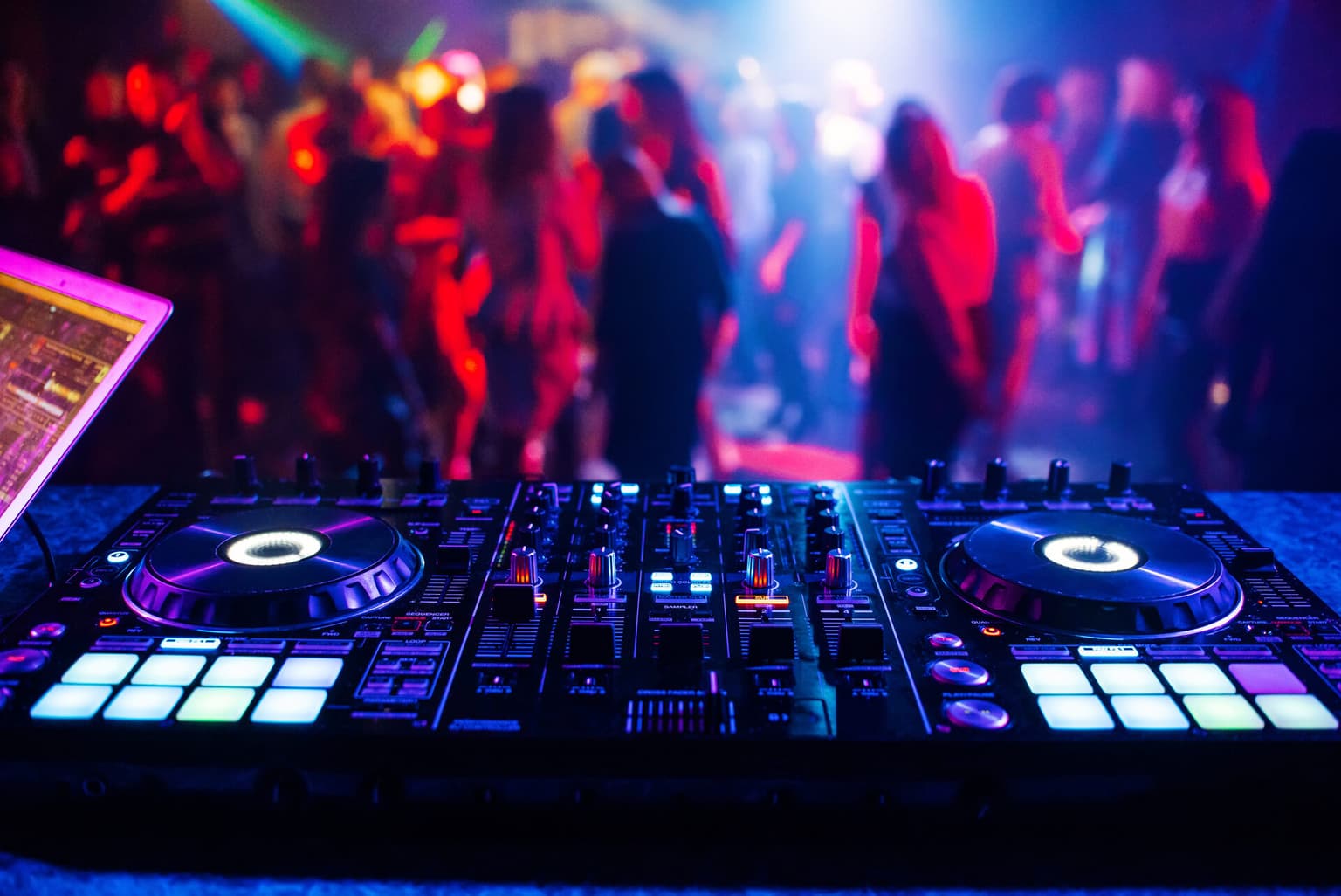 DJ mezclando música en vivo para la experiencia