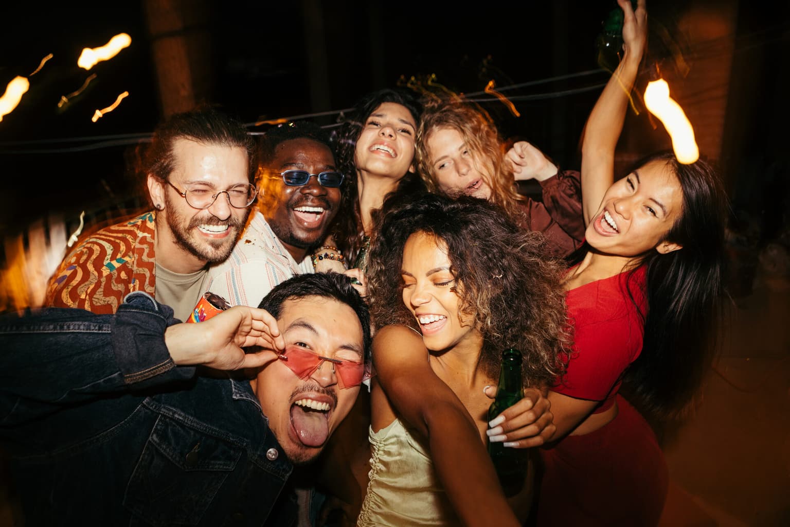 Grupo de amigos celebrando durante una noche de fiesta