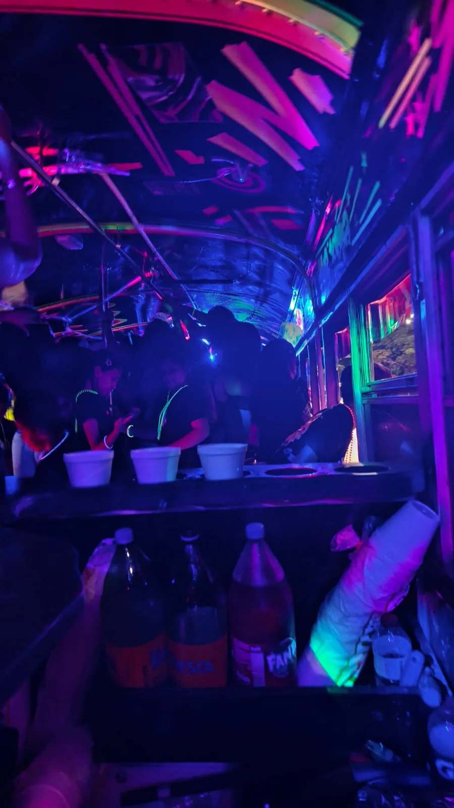 Fiesta con luces de neón a bordo de Canaleros