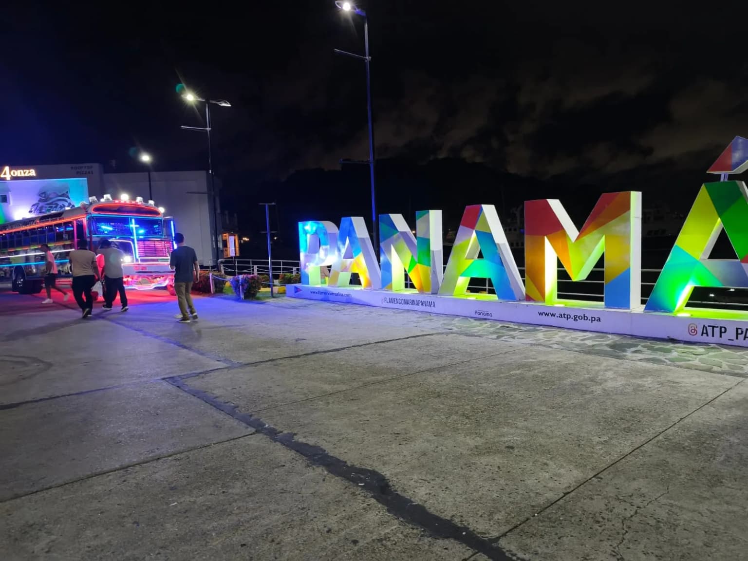 Canaleros junto al letrero de Panamá