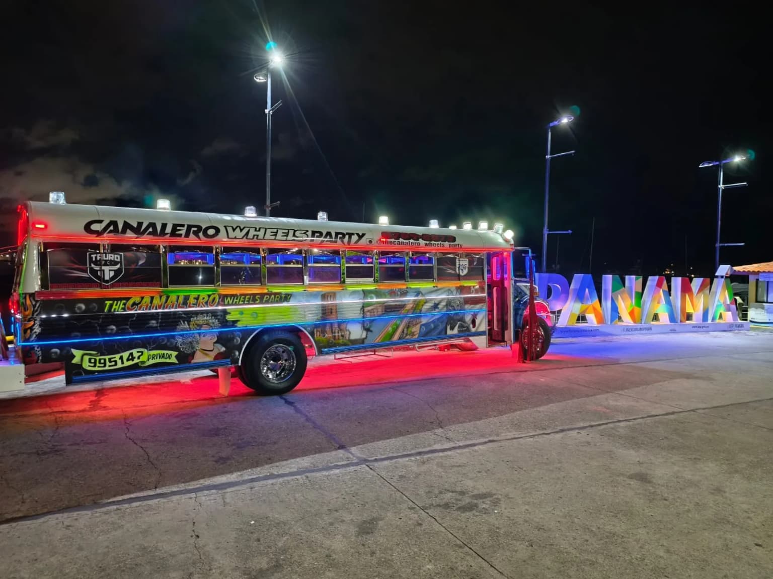 Parada nocturna en la ciudad